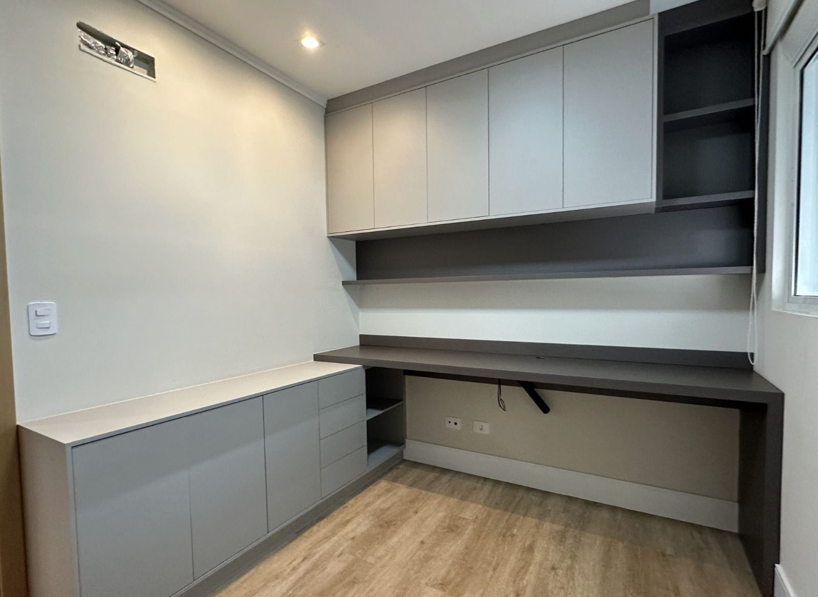 Quarto escritório com marcenaria